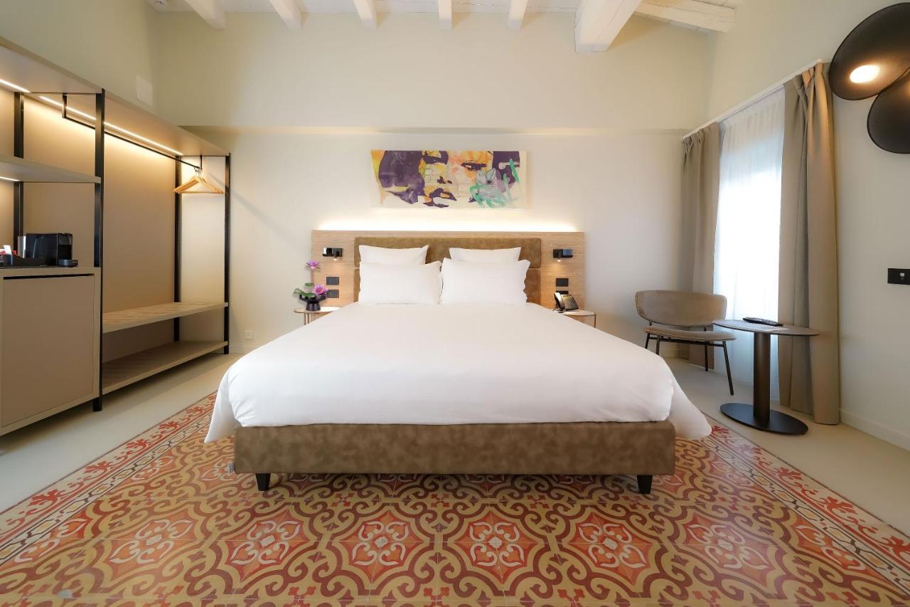 Bergamo Inn 21 Ngoại thất bức ảnh A bedroom at the hotel